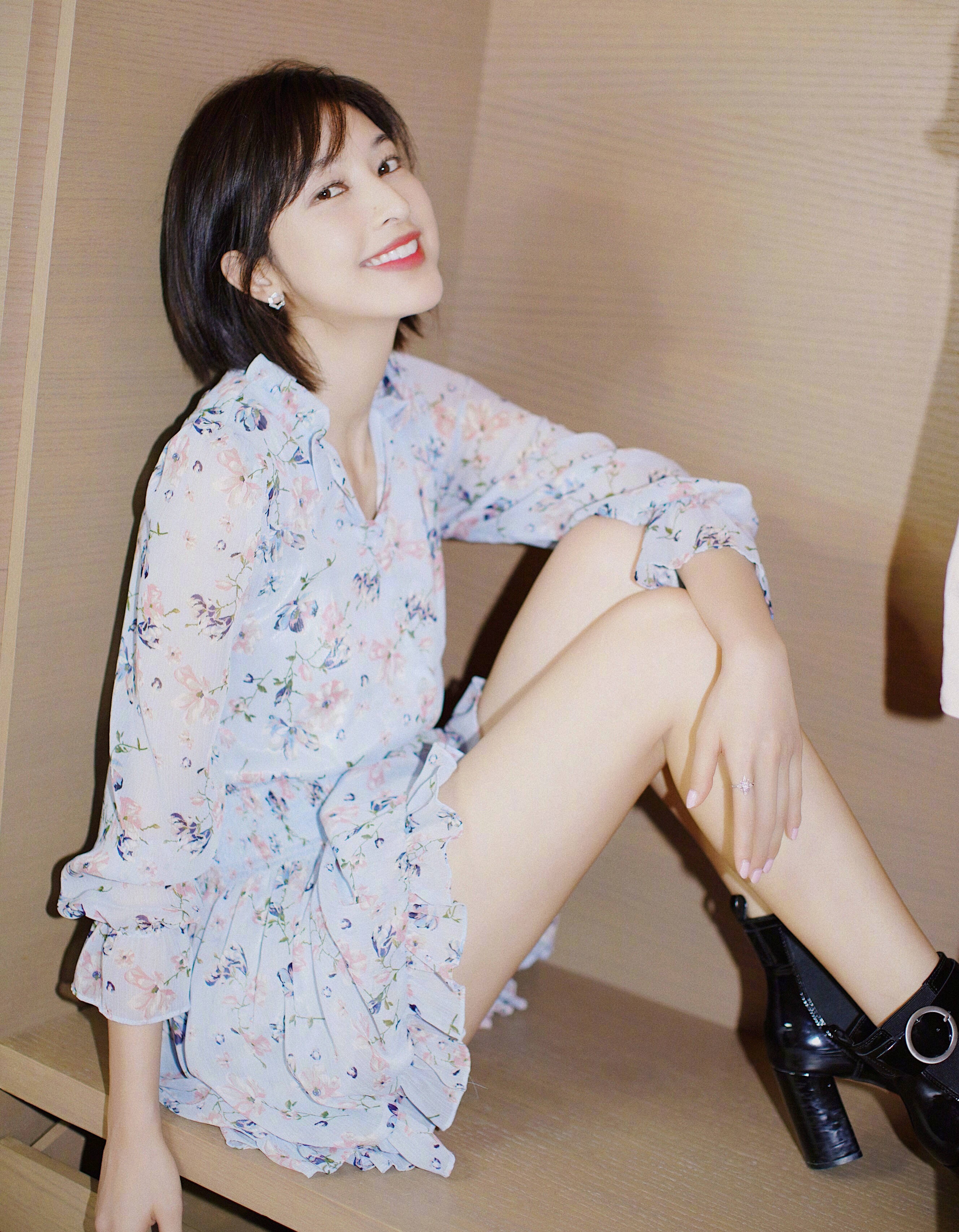 张俪身穿碎花连衣裙出席活动,皮肤白到发光,全身的面膜没白敷哪