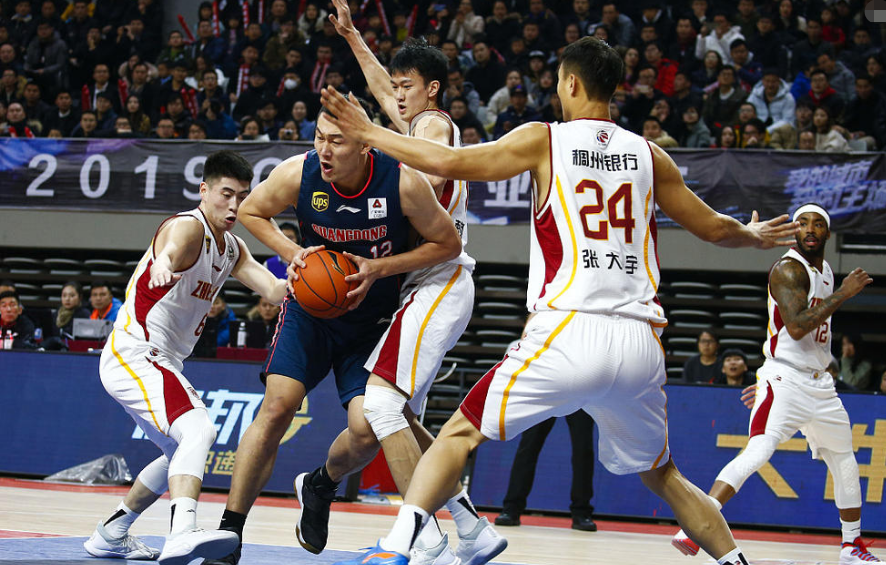 多次判罚引争议!广东男篮顶住压力夺胜,也进一步证明总冠军稳矣