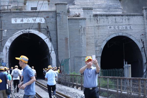 從綠皮車到高鐵 寶塔山隧道兩代人的鐵路情