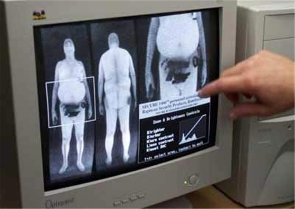 美女过安检时,为何工作人员很尴尬?看到屏幕上的图像就明白了