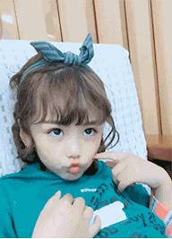 搞笑gif:小姑娘表情包真是亮了,真是天生的好演员啊!