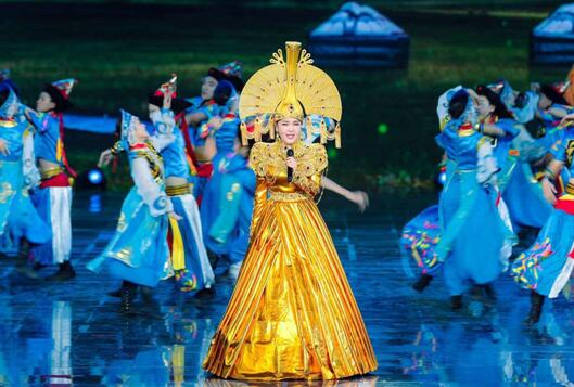 乌兰图雅《站在草原望北京》入选改革开放40年40首代表性歌曲