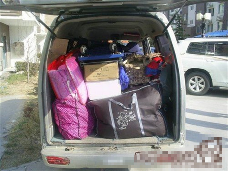 加油,可能就会买一辆轿车,可能像有时候在载货,车主每天用面包车载货