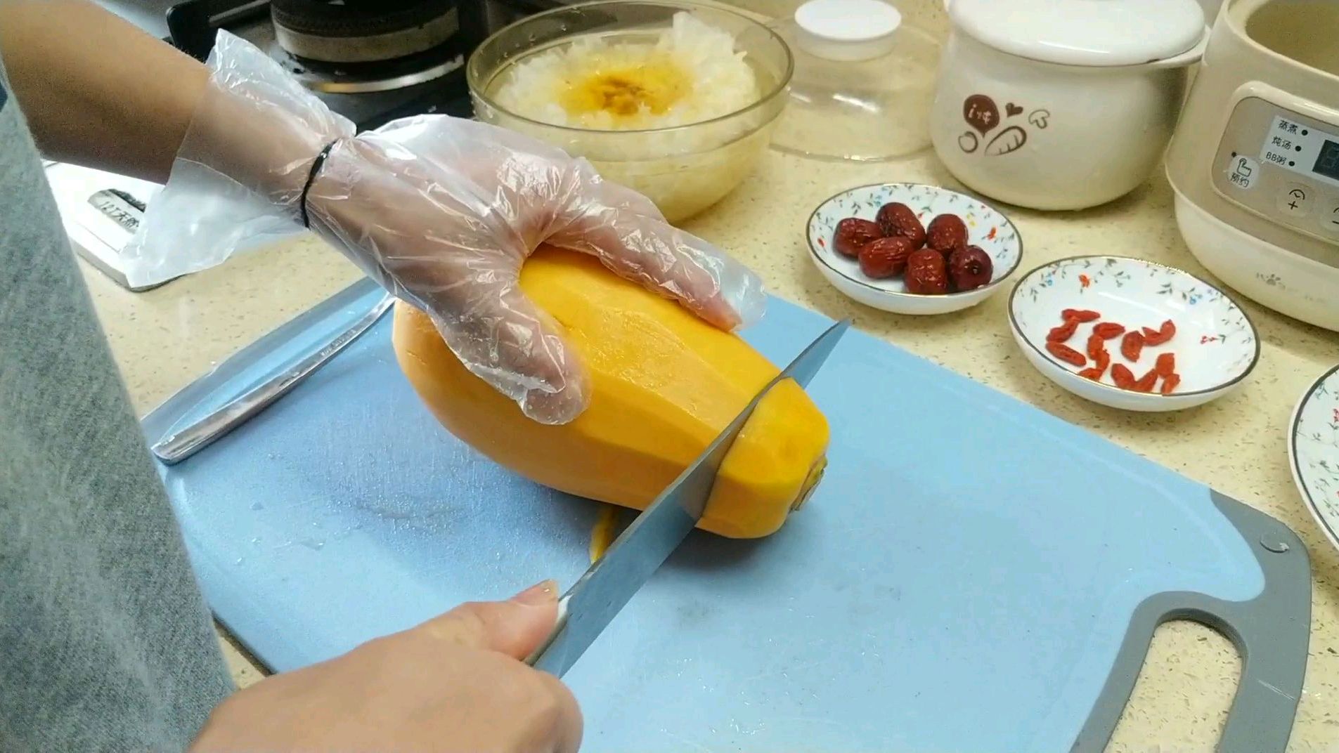 漂亮吃出来美容营养的红枣木瓜银耳汤做好了