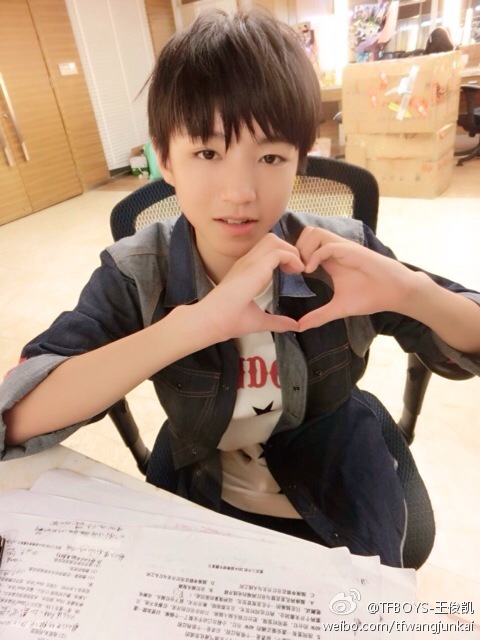 王俊凯书桌写字合集 看似桌子变小实则男孩长大了