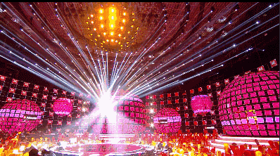 泥萌千万别光顾着看地上的舞台 江苏卫视春晚的舞美设计的重点 可不