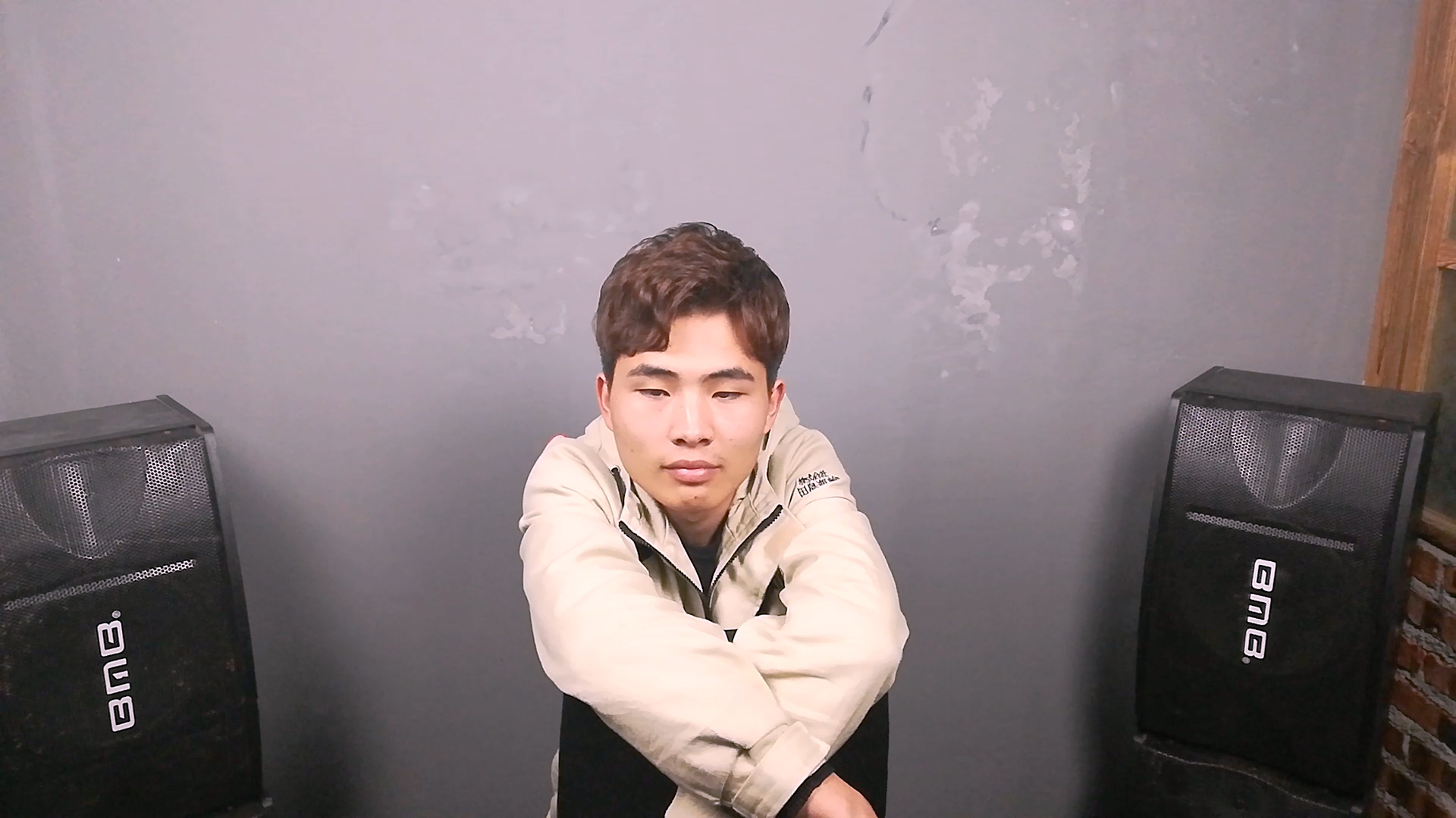 两边推干净塑造出镂空感 转载自百家号作者:老虎love发型