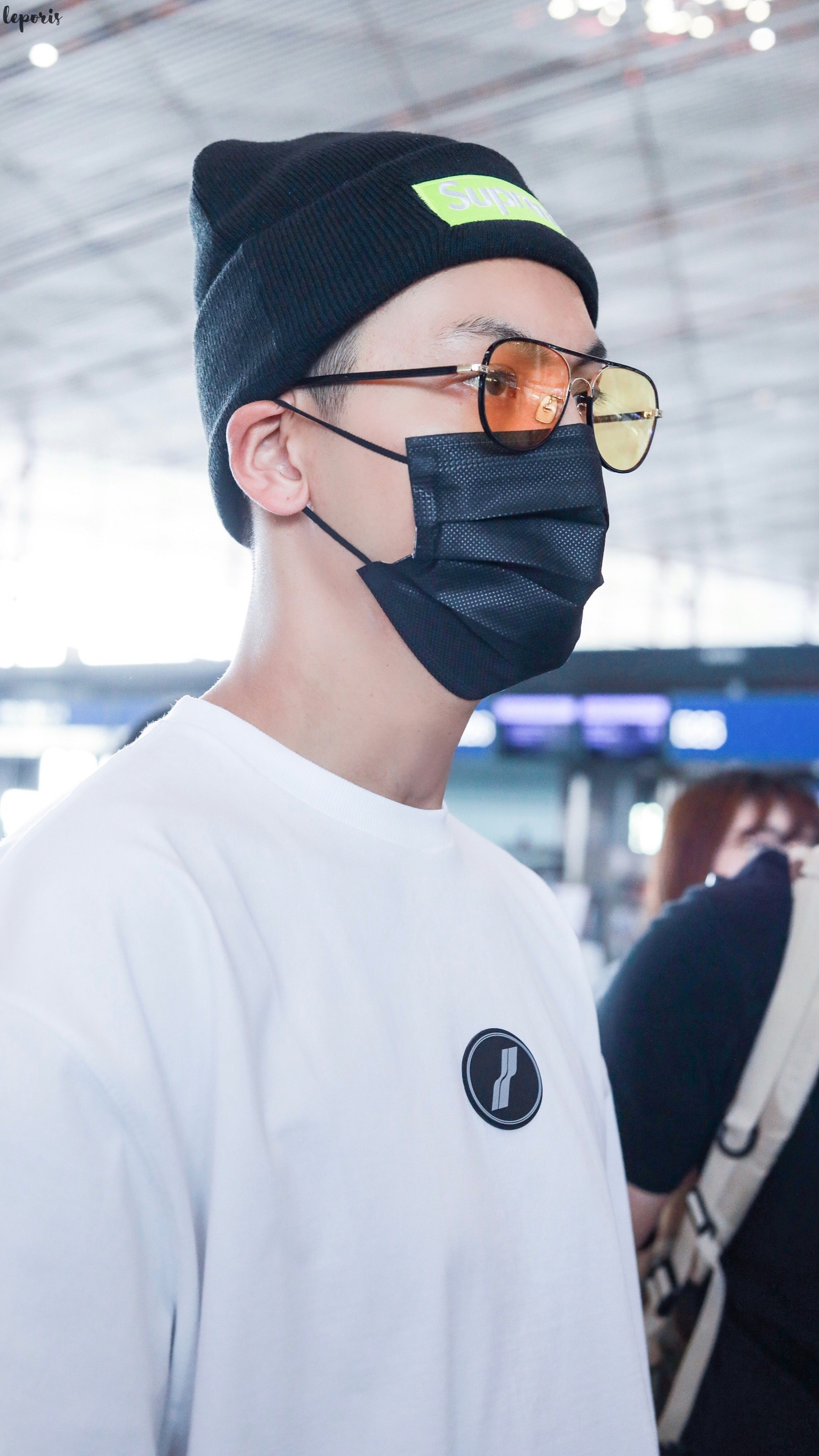 陈伟霆戴毛线帽玩反季穿搭 潮男变"乖宝宝"上演反差萌