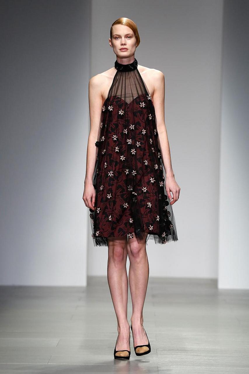 探究时装秀的神秘面纱 时尚是世界上最为热门的话题之一,而时装周则是