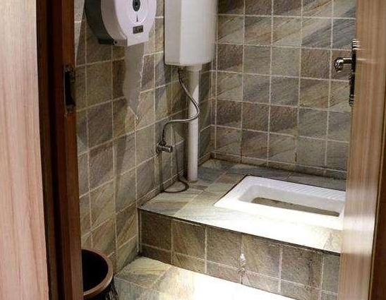 卫生间的蹲坑为啥都会做个台阶,装修师傅提醒,我才知好处这么多