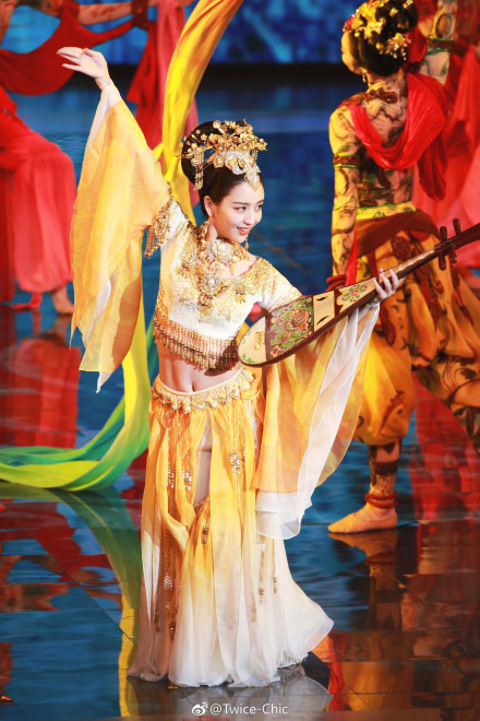 华表奖的飞天表演惊艳全场,佟丽娅的古装还能打!