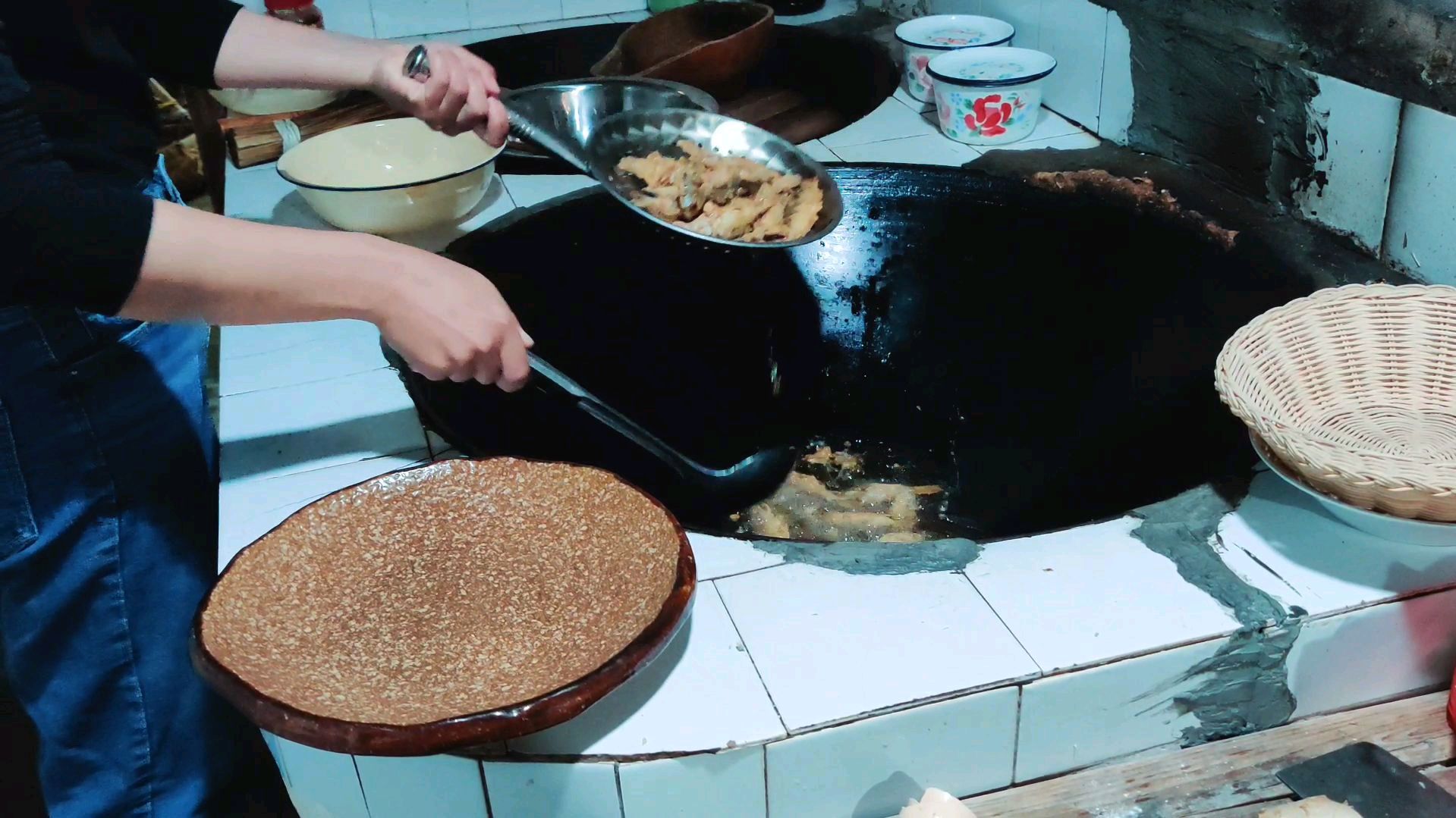 农村人嫌弃的这种小溪鱼,芸妹做成地道的乡村美食,下酒非常美味