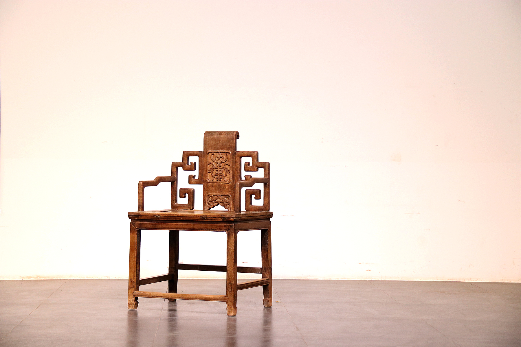 太师椅细节清代中期 楠木书卷式太师椅家具的制造往往直接取决于用材