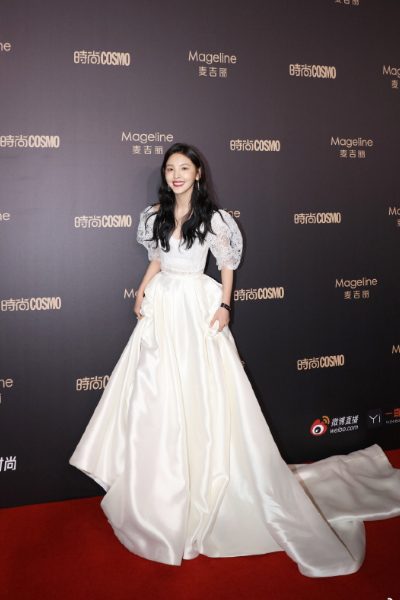 章若楠晒活动现场写真,白色礼服大秀身材,走红后越来越胆大!