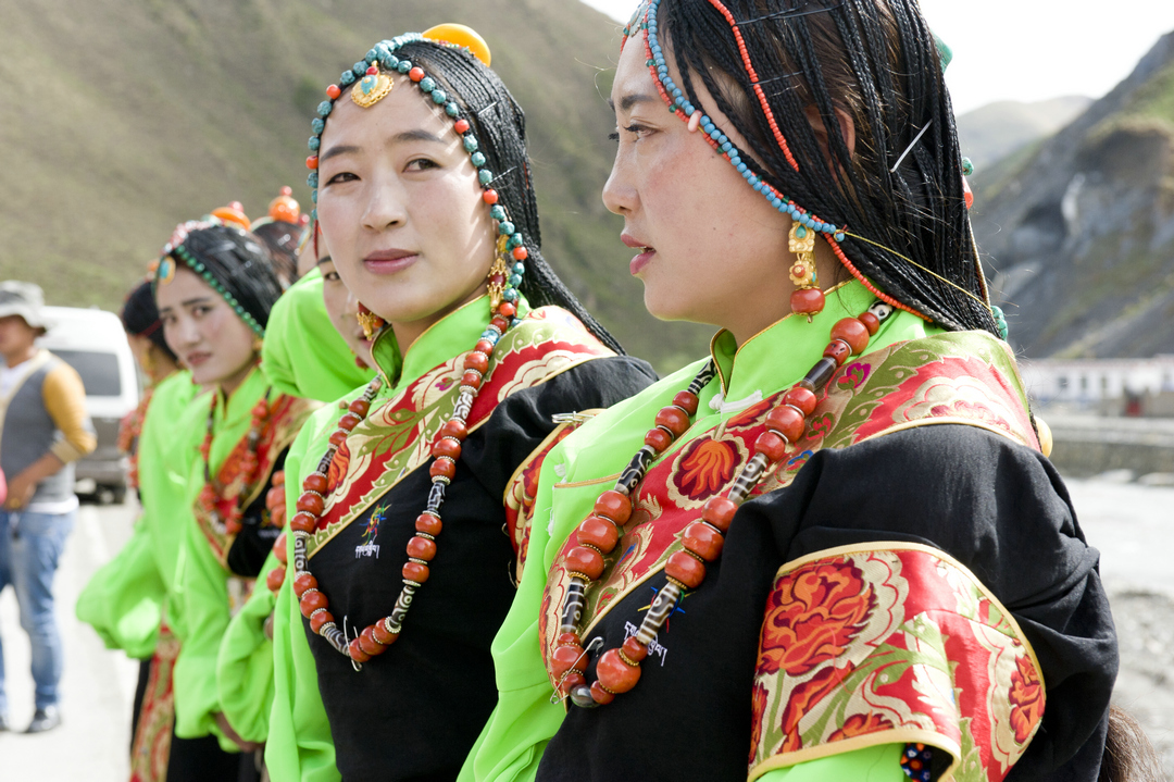 在藏区看到姑娘们身上有"这些"东西时,可要多看几眼,都是宝贝