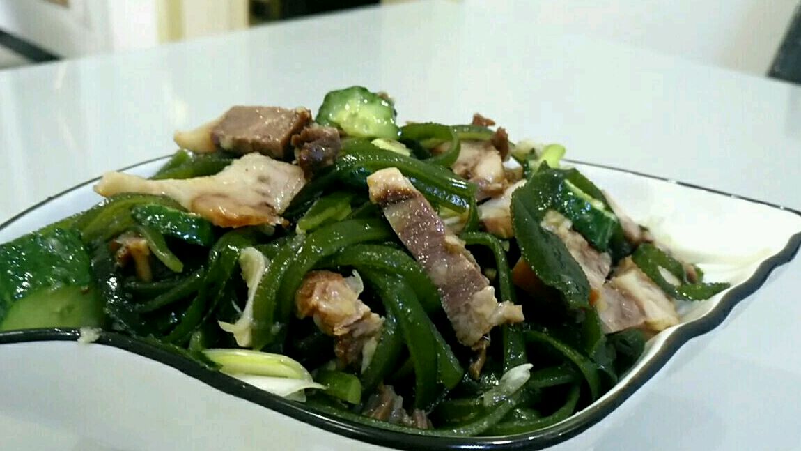 蒜泥凉拌海带丝猪头肉,猪头肉软烂q弹海带丝嫩滑,比凉拌腐竹好吃