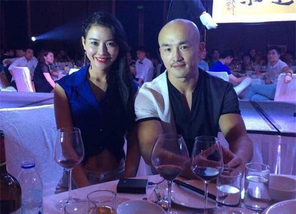 最强武僧一龙,如今身边美女成群,出行1000万豪车游艇相伴