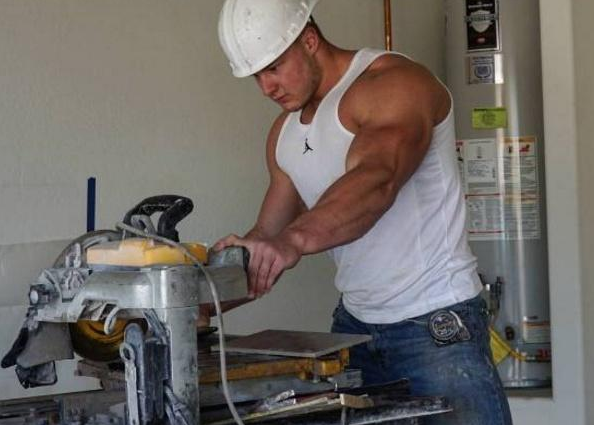 工地的工人与办公室的白领同时健身,1年后,谁的肌肉更强?