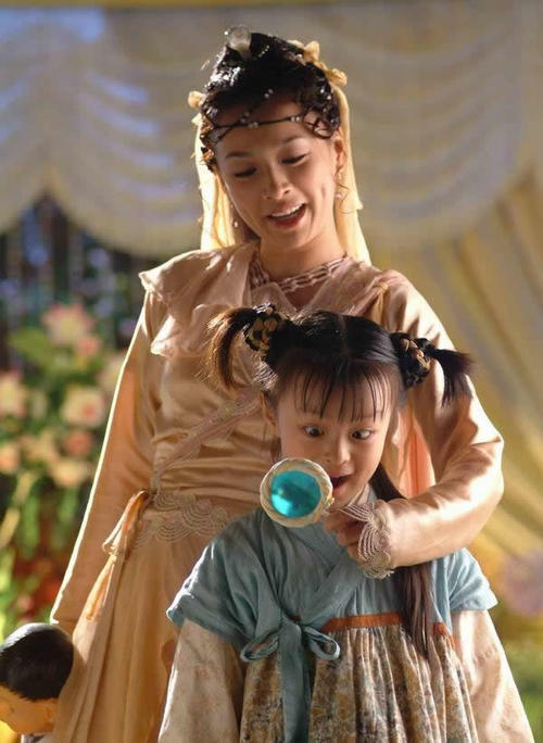 13年过去了,《夜光神杯》中的杯仙相夫教子,而宝宝不再是宝宝了