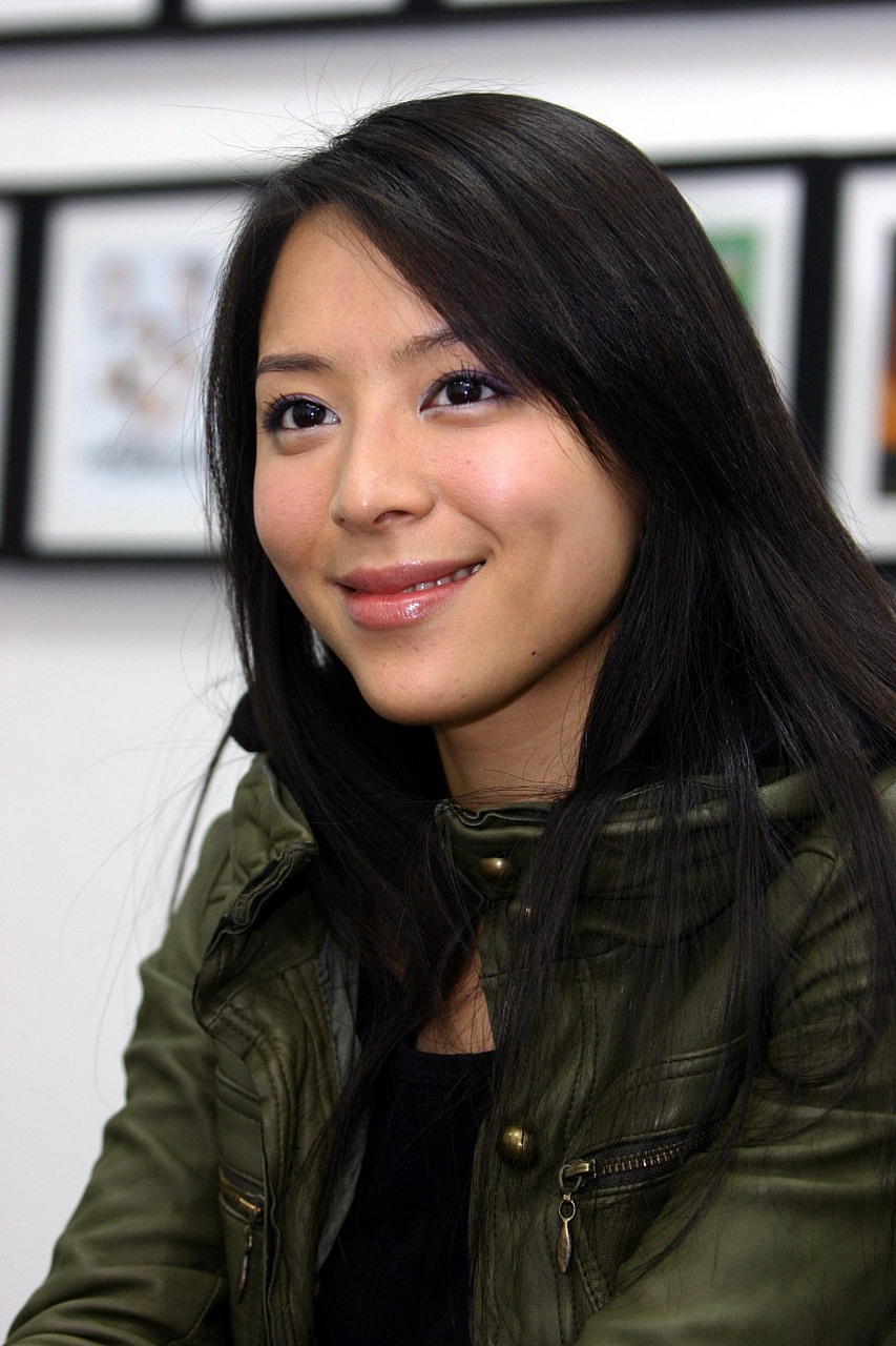 44岁的明星张静初考研上岸了,这个消息如同一颗重磅炸弹,在娱乐圈掀起