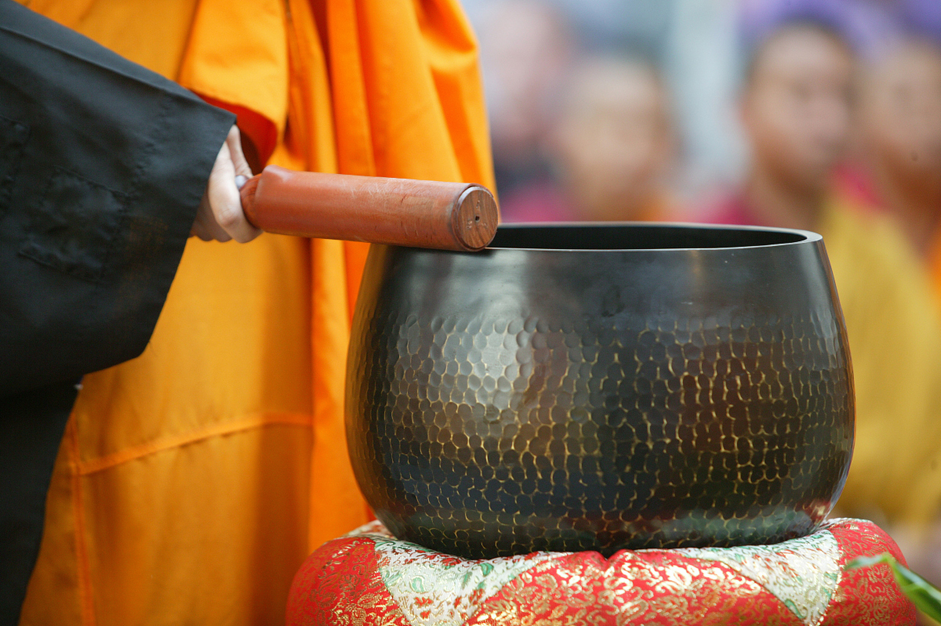 化缘的钵在佛教文化中具有特殊地位,不仅是餐具和修行工具,还承载着