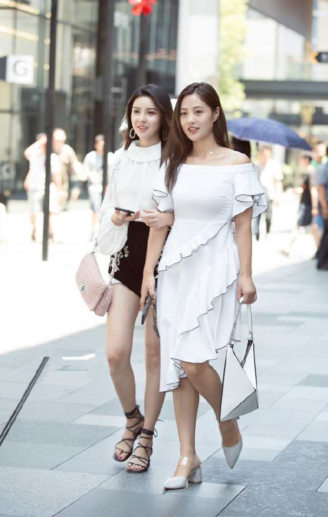 街拍:好姐妹一起逛街,左边的美女白色上衣搭配黑色