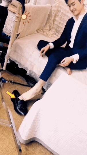 点亮新技能!张翰拍摄现场伸脚夹袜子模样搞笑