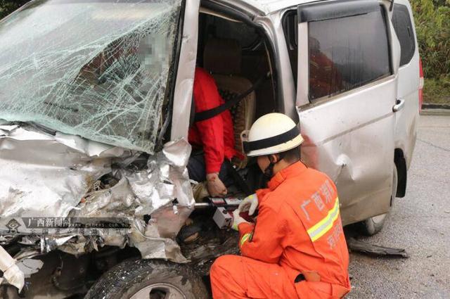 整個車頭被壓扁!河池兩車相撞,致一死一傷