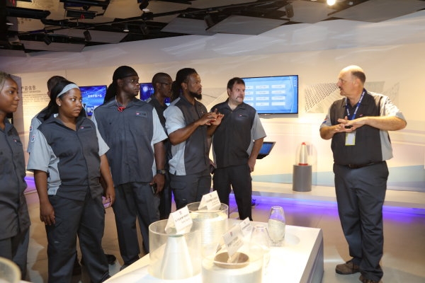 美国来的洋学徒 在中国企业的生产基地学什么