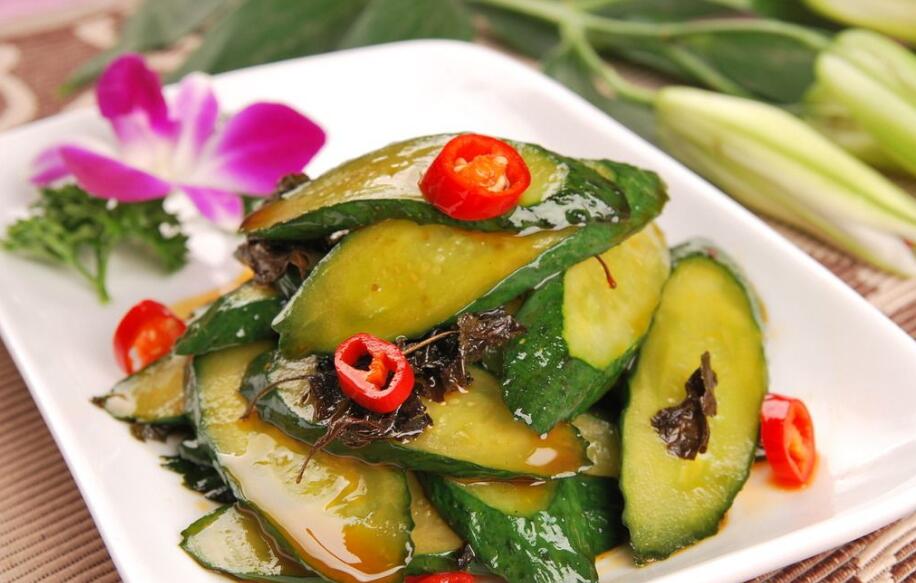 第二步将紫苏切碎(或者不切碎也可以),蒜头切小粒(或者姜切小粒)