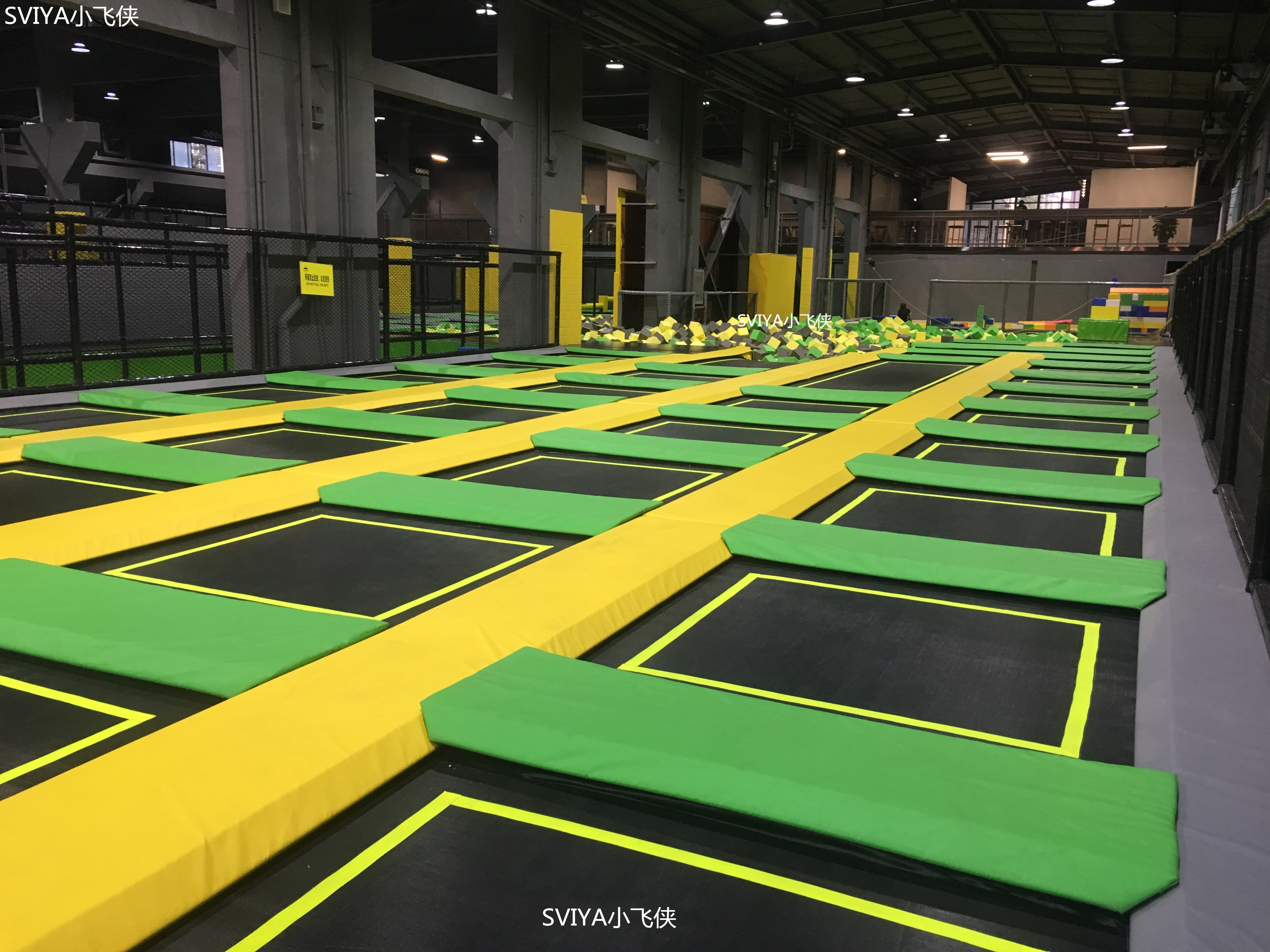 蹦床基础动作教学,室内蹦床公园的蹦床动作教程