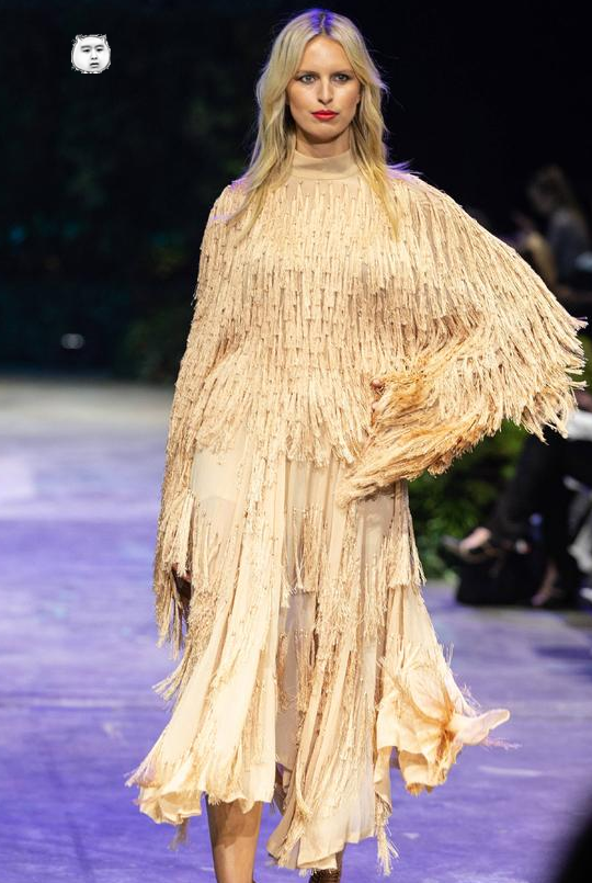 超模维密尴尬瞬间,各种崴脚让人惊叹,卡神的反应惊艳全场!