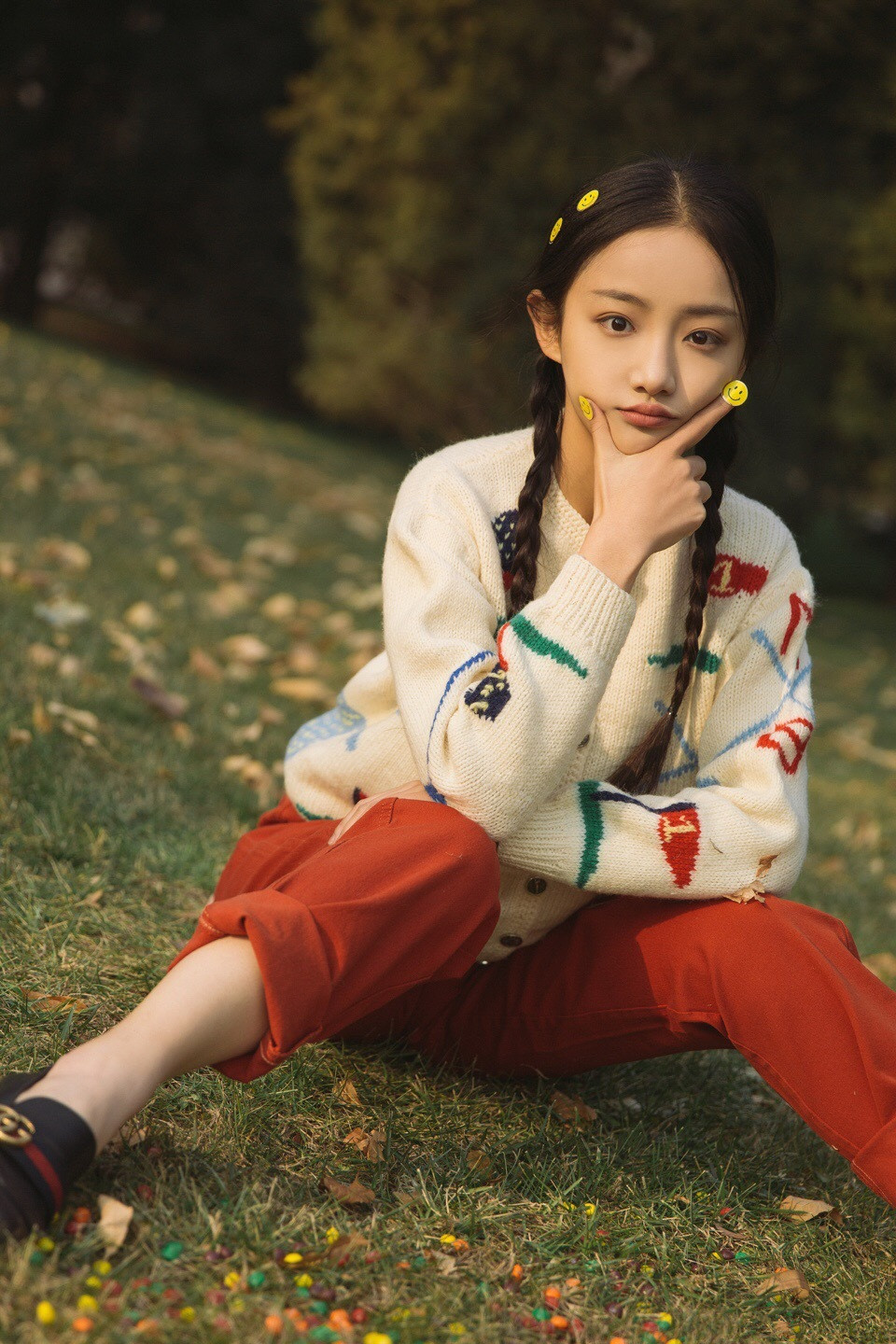 人像摄影:梳着两个小辫子的漂亮女孩