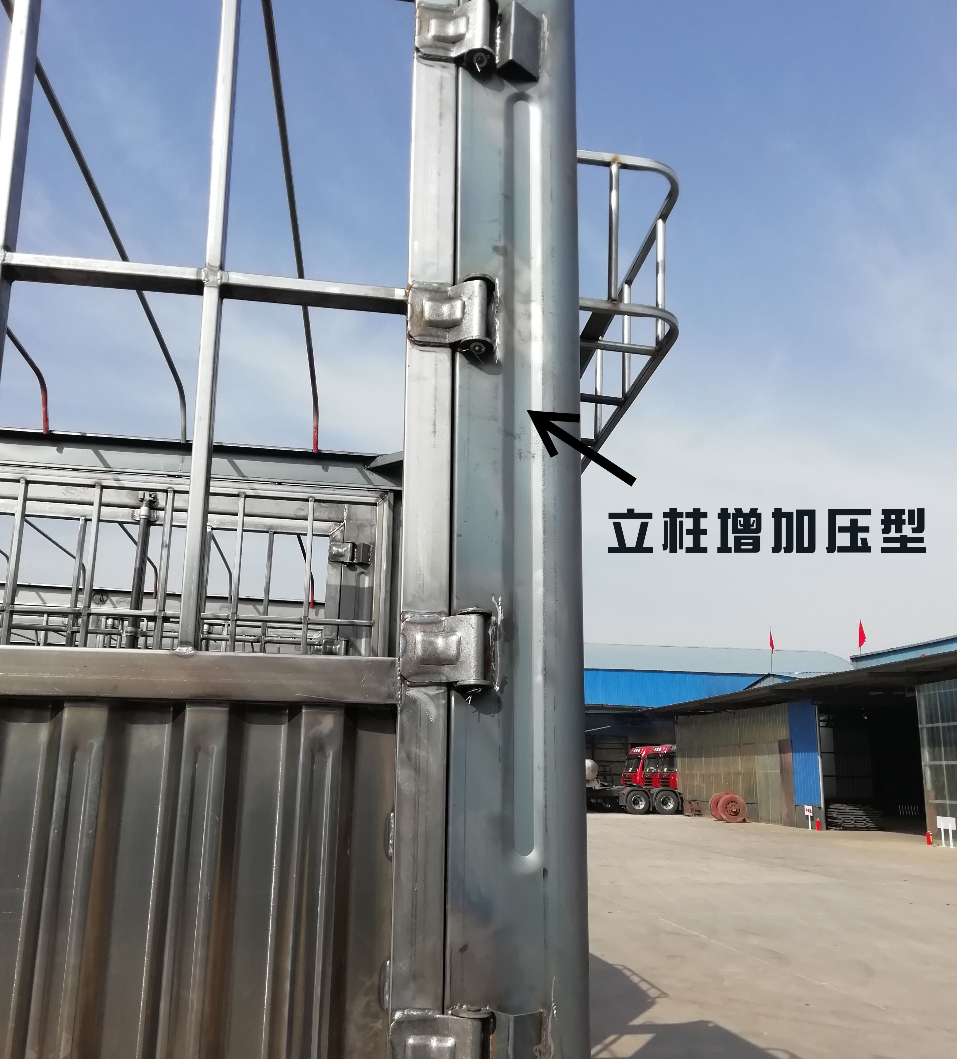 一,立柱瓦楞压型 2019年,从金航开出的每一辆挂车,立柱上都增加了一条