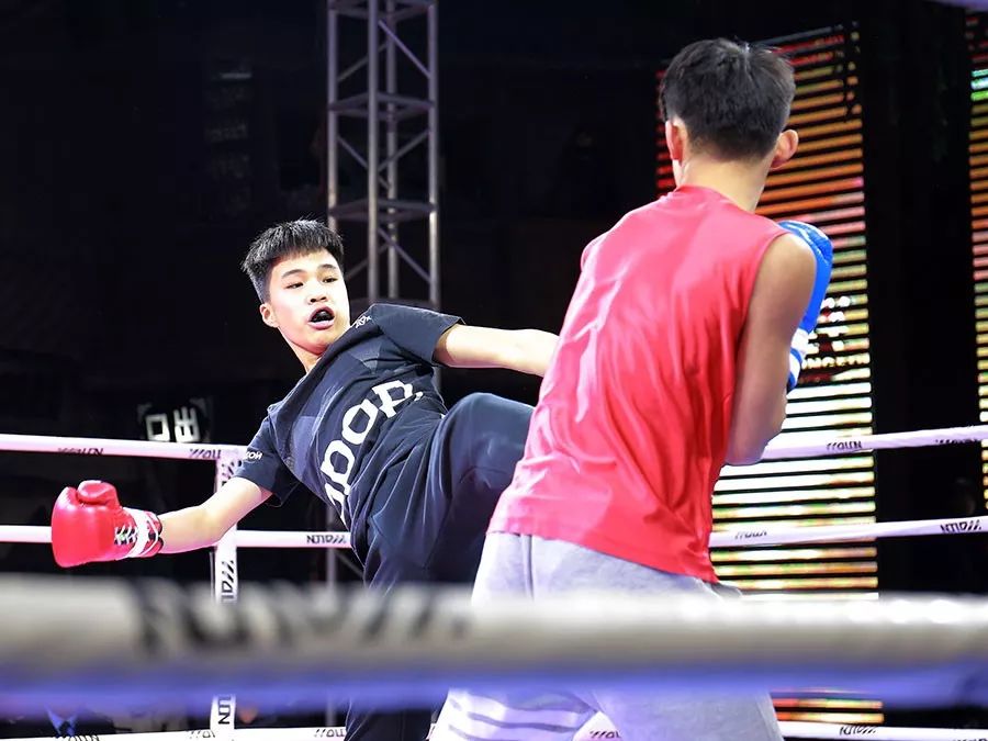 我就是拳王青少年儿童组6级别冠军出炉 裁判抱起小英雄