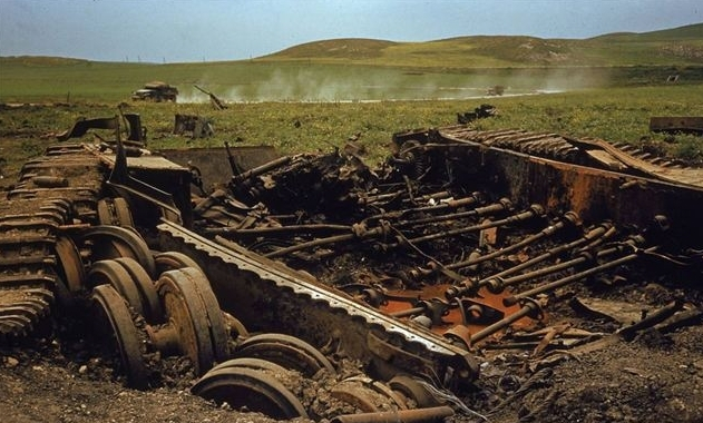 图为北非战场上被俘虏的德军士兵,一脸轻松的正在打牌,也许被抓对他们