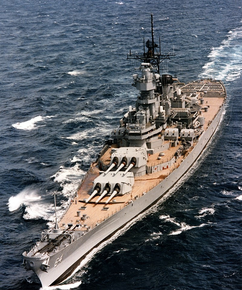 依阿华级战列舰在保持南达科他级防护水平的基础上重点提高航速,搭载