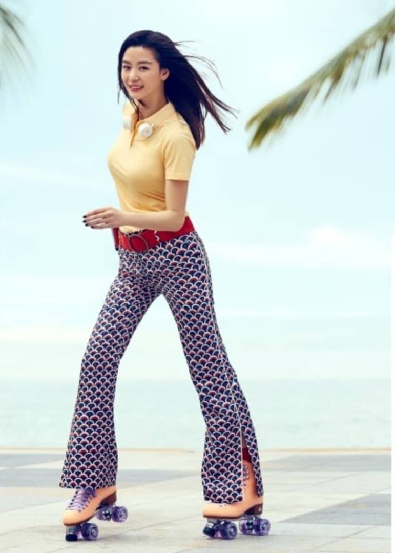 全智贤运动风格拍大片,穿长裤踩轮滑鞋变酷girl,身材比例太惊艳