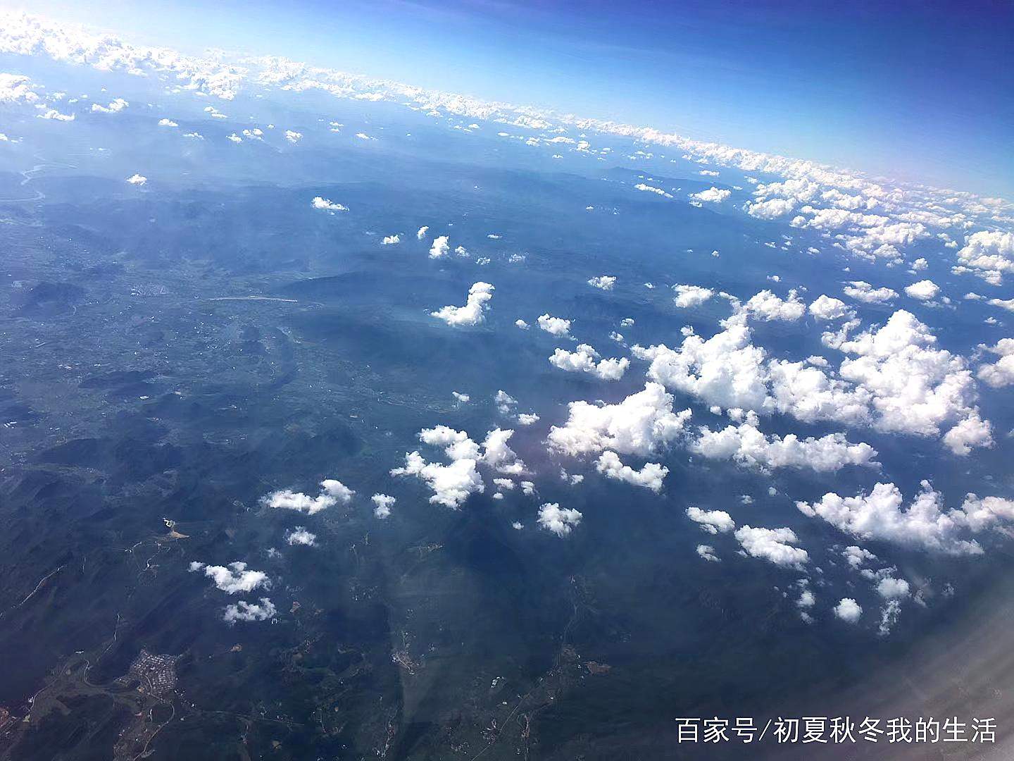 在云层中,俯视大地就像一幅山水油画,而天空之城的云海起伏延绵.