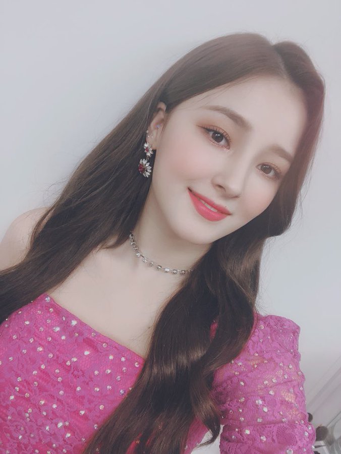 韩国女团momoland成员nancy&妍雨发自拍:俏皮可爱,笑容很甜蜜!