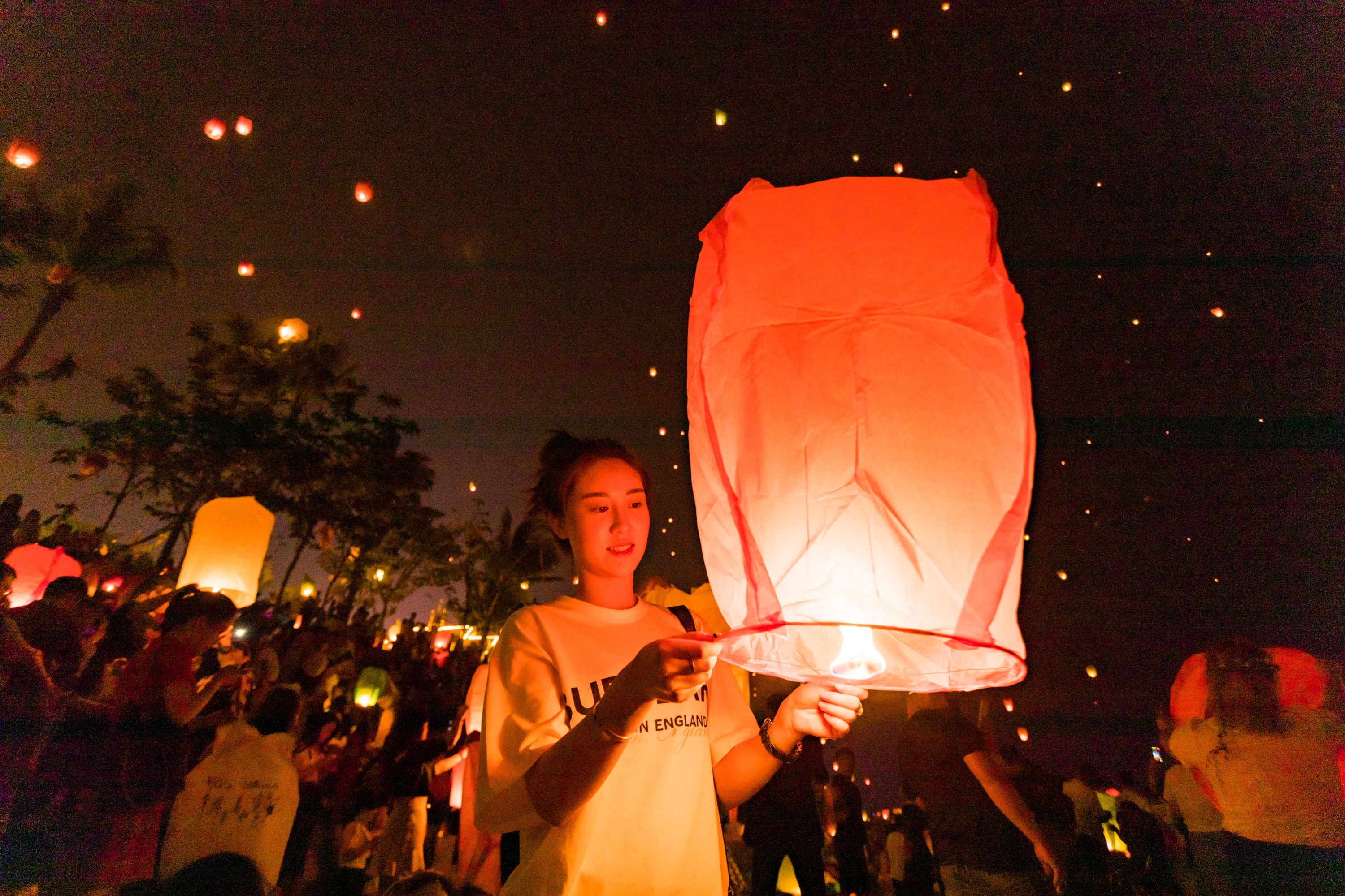 西双版纳天灯节,机场关闭两小时,万人齐放天灯,将星空带到人间