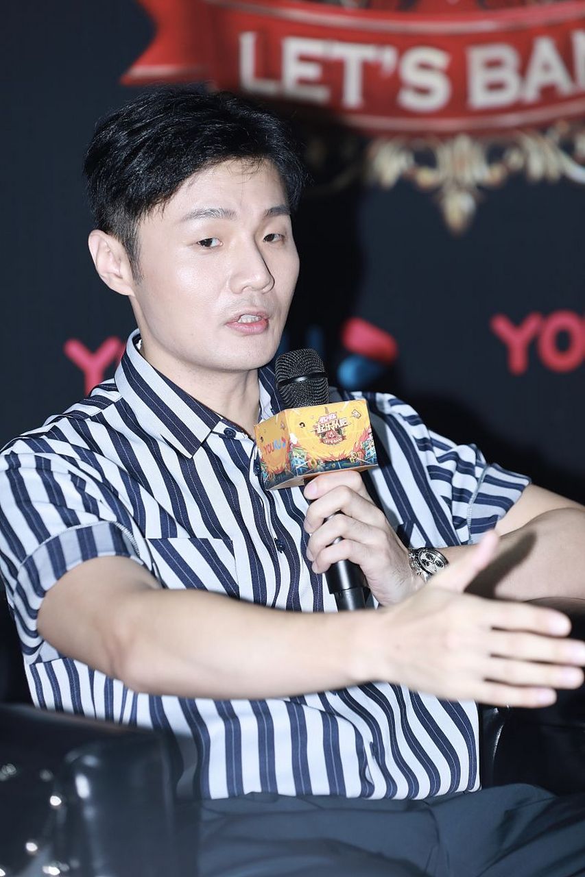 李荣浩演唱会讲话时嘴里进了蚊子#