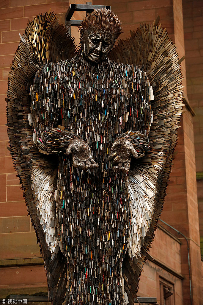 英国警察没收的十万多把刀 被艺术家做成了刀天使雕像