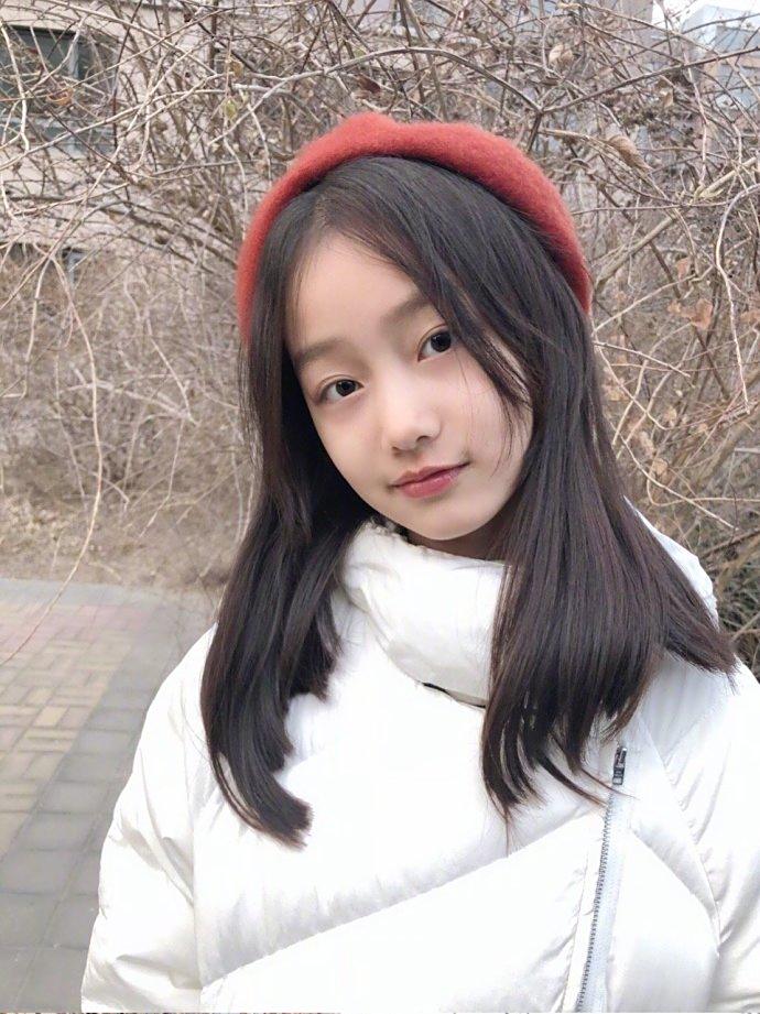 纪姿含小美女长大了啊,冬天的街拍可爱还美腻