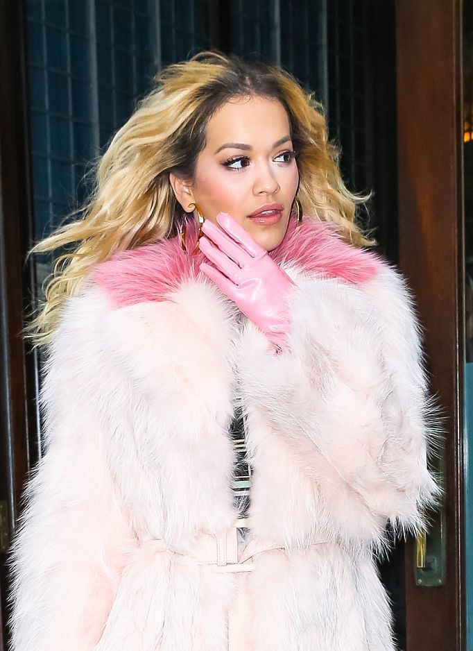 组图:瑞塔·奥拉粉红皮草显"少女式贵气"波浪金发星味十足