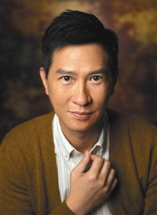 后来网友又扒出了很多年前张家辉在颁奖典礼上采访周杰伦的视频