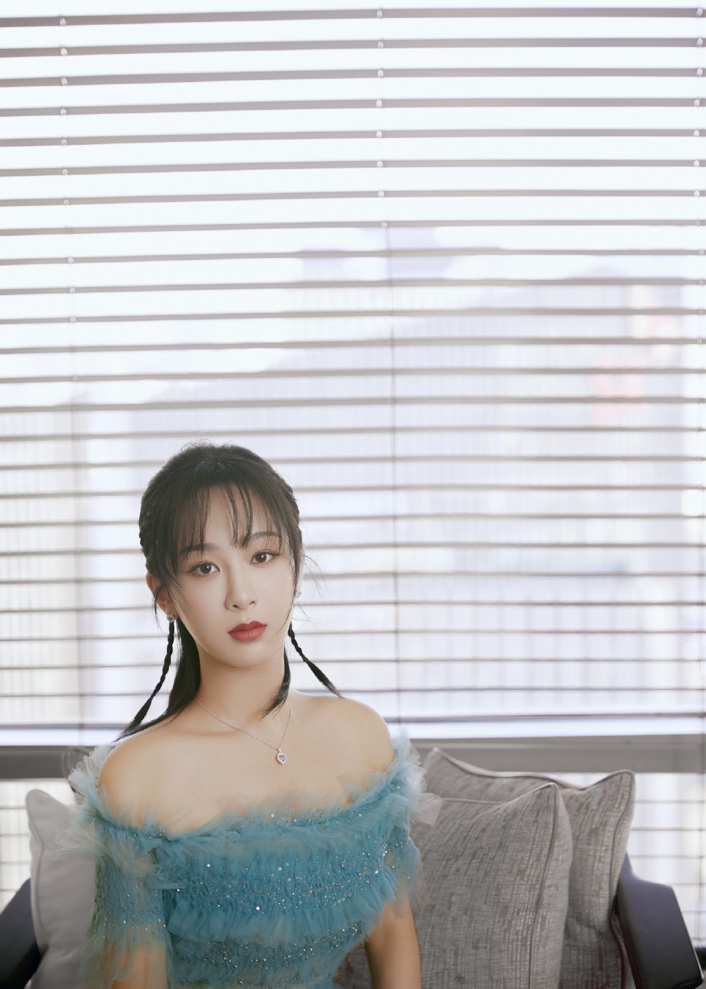 被杨紫惊艳了,穿淡蓝色露肩礼服配高跟鞋,27岁美成小公主