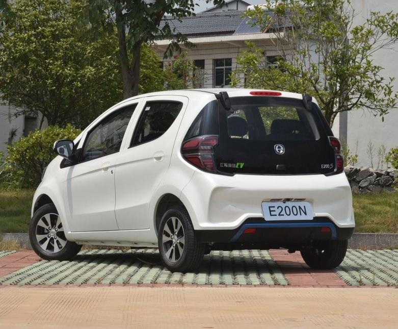 赏析江铃e200n,炫酷漂亮的外观,颇受年轻人欢迎