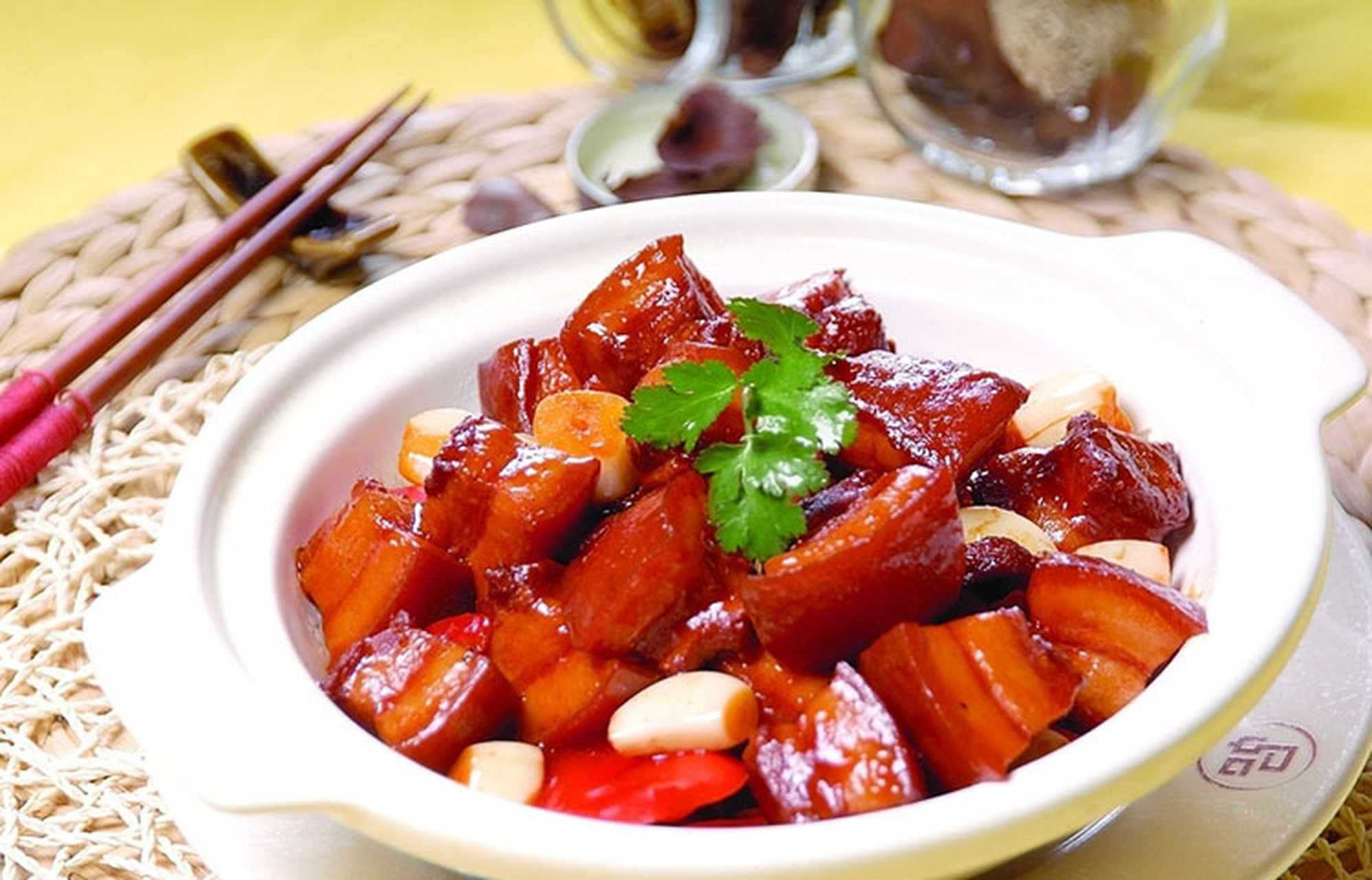 毛氏红烧肉又名毛家红烧肉,是一道色香味俱全的传统名肴,属于湘菜系