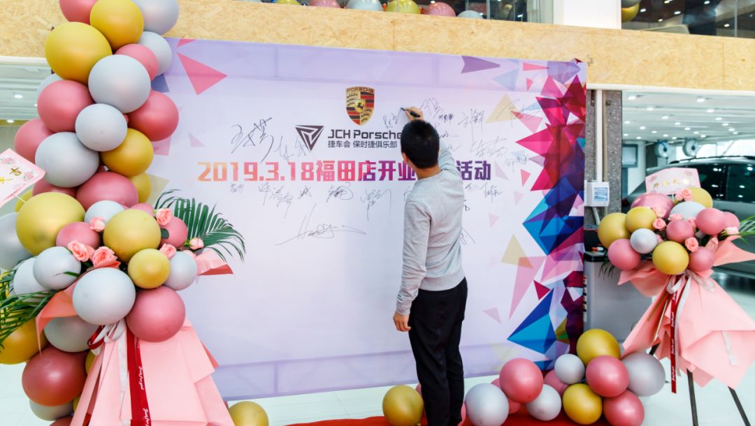 签名墙记录下都是"战友"的情怀